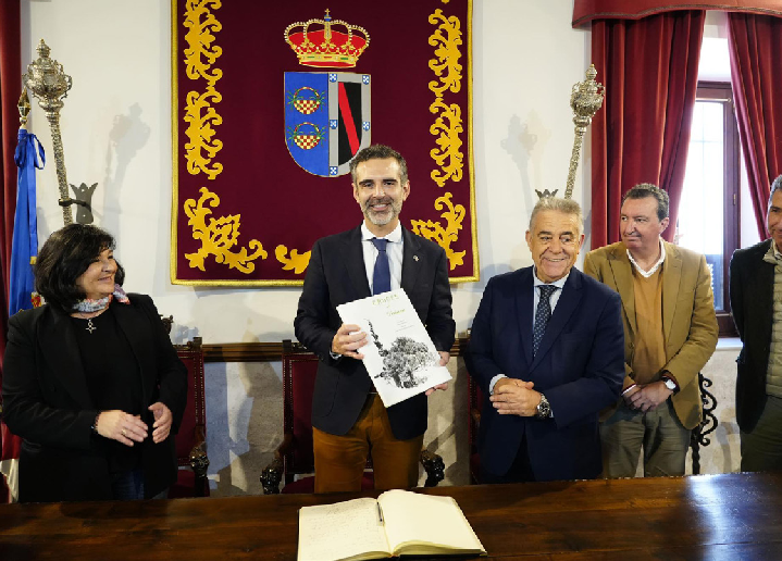 Fernández-Pacheco pone en valor el liderazgo agrícola local y la innovación sostenible