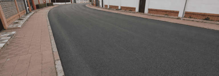 La urbanización costera estrena un viario renovado